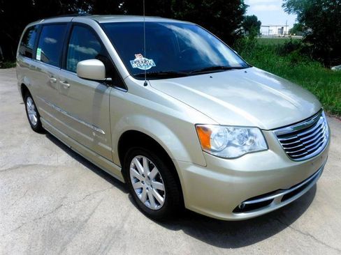 Used 2011 Chrysler Town & Country Touring-L w/ Trailer Tow Group FWD image 3