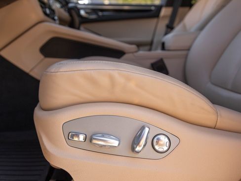 Used 2025 Porsche Macan image 22