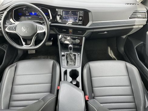 Used 2024 Volkswagen Jetta SE FWD image 2