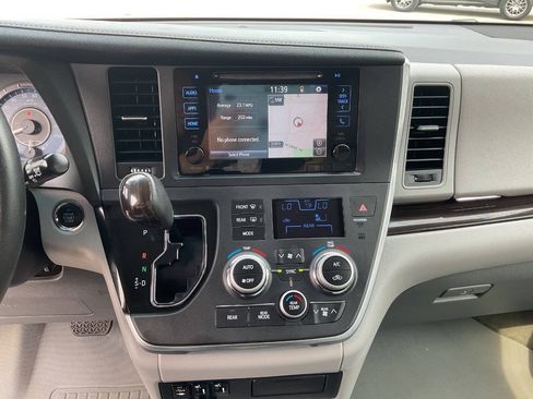 Used 2017 Toyota Sienna XLE w/ XLE Navigation Package AWD/4WD image 19