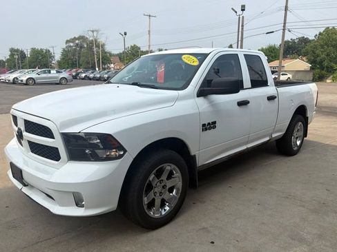 Used 2018 RAM 1500 Express w/ Express Value Package AWD/4WD image 3