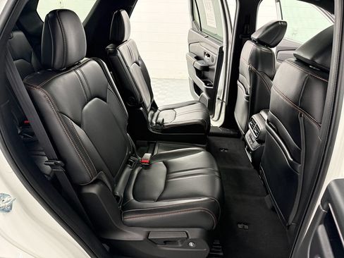Used 2023 Honda Pilot TrailSport image 14