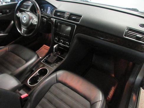 Used 2014 Volkswagen Passat TDI SEL Premium image 16