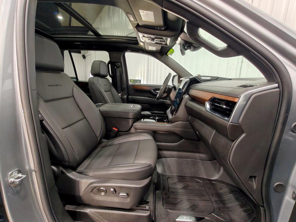 Used 2025 GMC Yukon Denali w/ Sun & Power Step Package AWD/4WD image 28