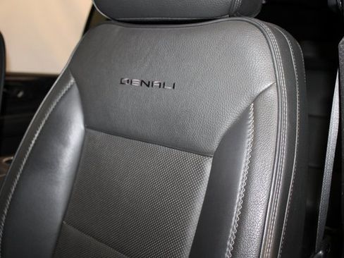 Used 2022 GMC Yukon XL Denali w/ Denali Premium Package image 9