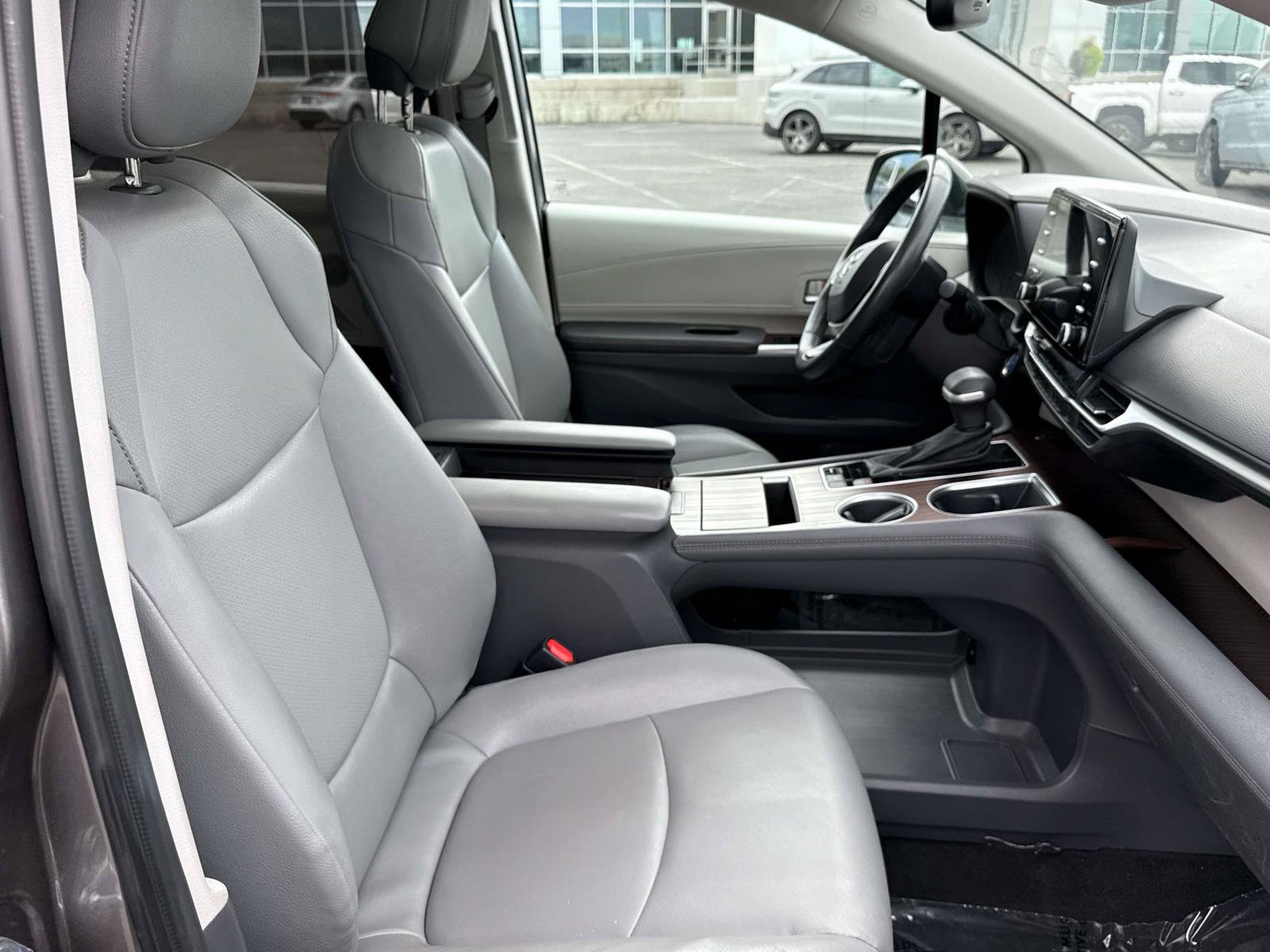 Used 2024 Toyota Sienna XLE FWD image 18
