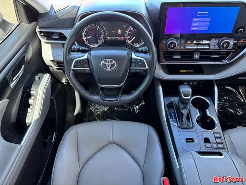 Certified 2025 Toyota Highlander XLE FWD image 17