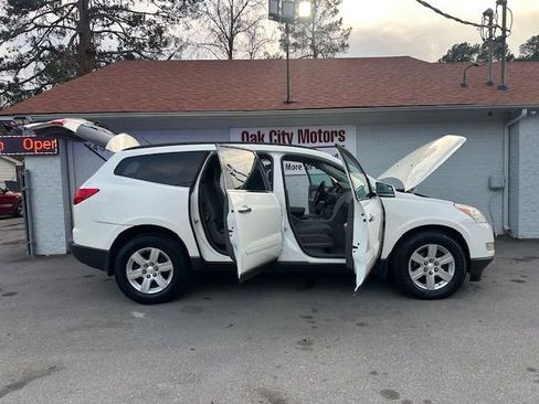Used 2011 Chevrolet Traverse LT image 9