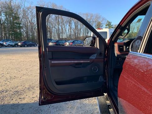Used 2024 Ford Expedition Limited image 16