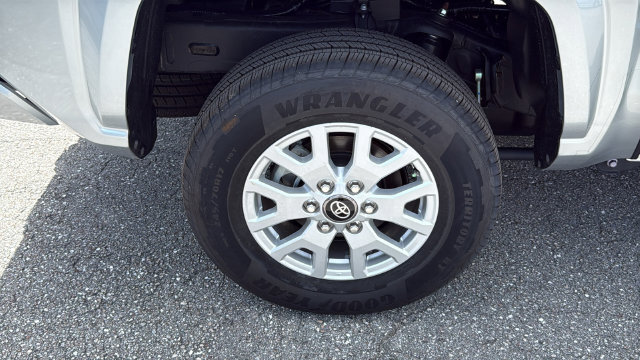 Used 2025 Toyota Tacoma SR5 AWD/4WD image 11