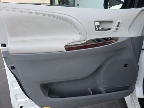 Used 2012 Toyota Sienna Limited w/ Premium Pkg FWD image 13