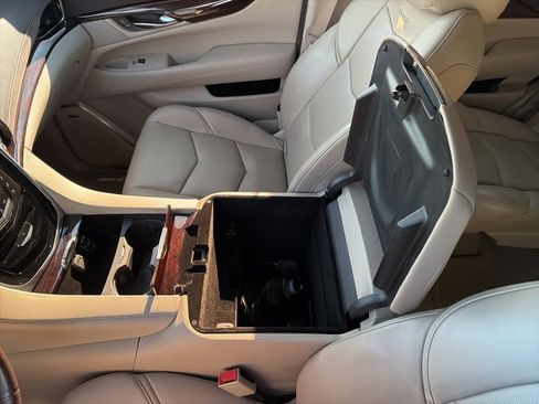 Used 2016 Cadillac Escalade Luxury image 56