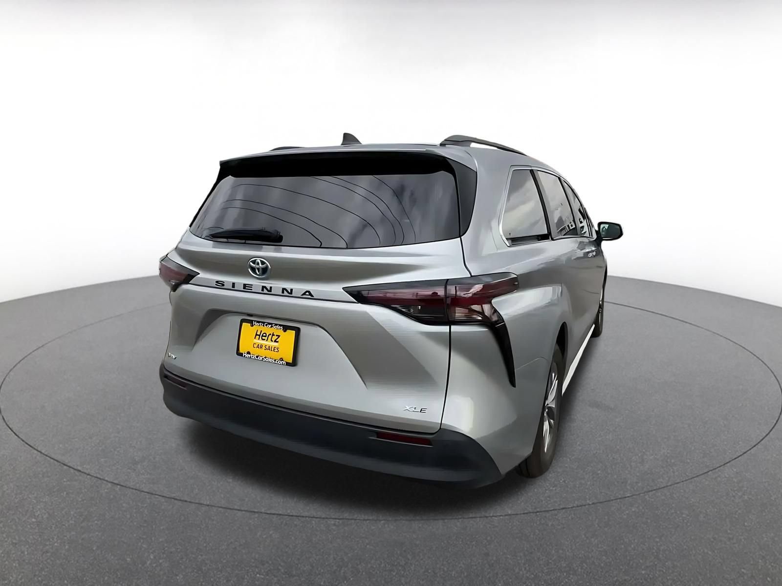 Used 2025 Toyota Sienna XLE FWD image 14