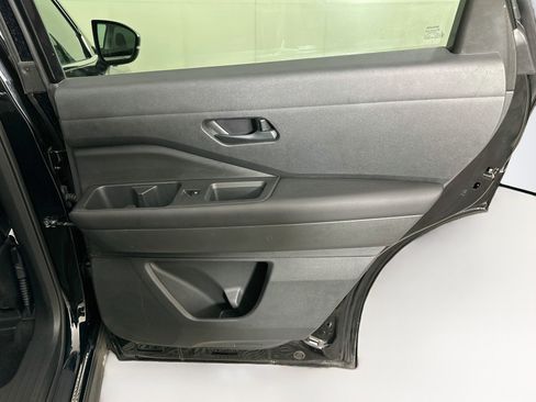 Used 2025 Nissan Pathfinder SV FWD image 31