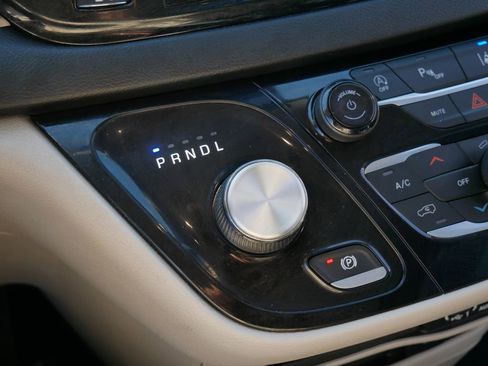 Used 2022 Chrysler Pacifica Touring-L image 19