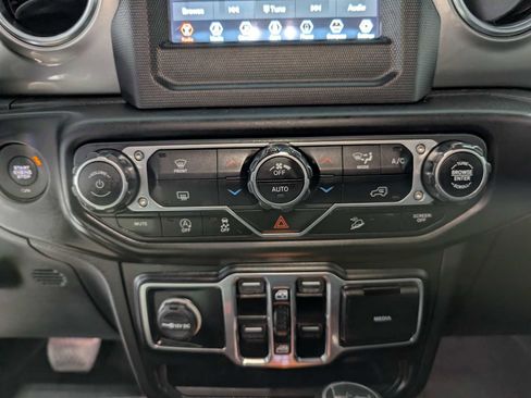 Used 2020 Jeep Wrangler Unlimited Sahara AWD/4WD image 31