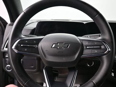 Used 2025 Chevrolet Suburban Z71 AWD/4WD image 18