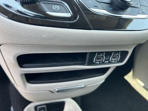 Used 2023 Chrysler Pacifica Touring-L FWD image 34