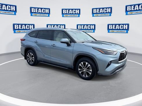 Used 2022 Toyota Highlander XLE AWD/4WD image 2