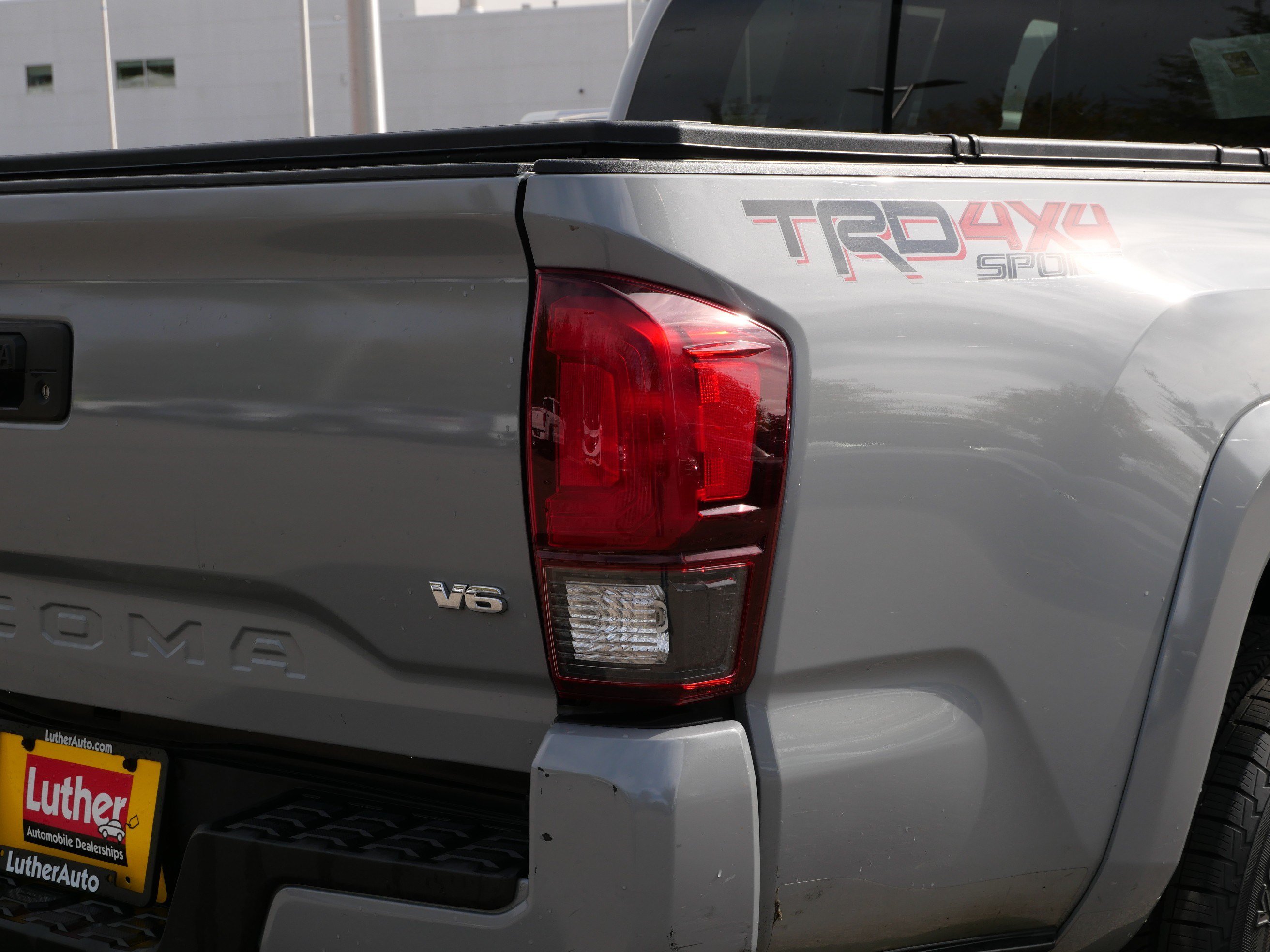 Used 2018 Toyota Tacoma TRD Sport AWD/4WD image 17