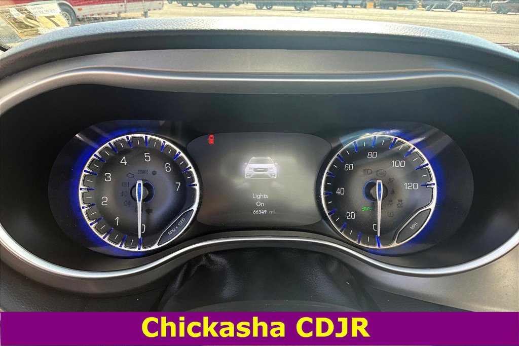 Used 2023 Chrysler Pacifica Touring-L FWD image 12