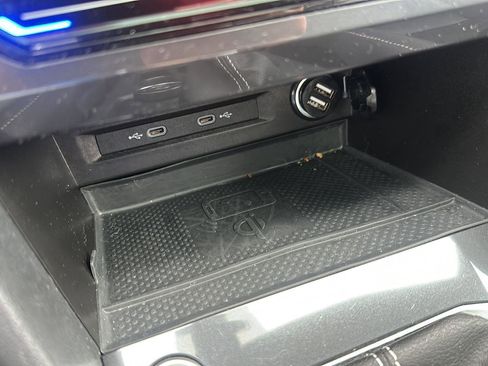 Used 2022 Volkswagen Tiguan SE R-Line image 19