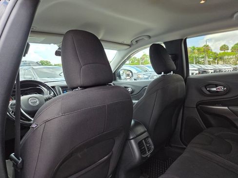 Used 2019 Jeep Cherokee Latitude w/ Cold Weather Group AWD/4WD image 23