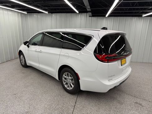 New 2026 Chrysler Pacifica Select image 4
