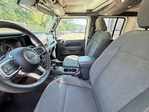 Used 2025 Jeep Wrangler Unlimited Sahara AWD/4WD image 26