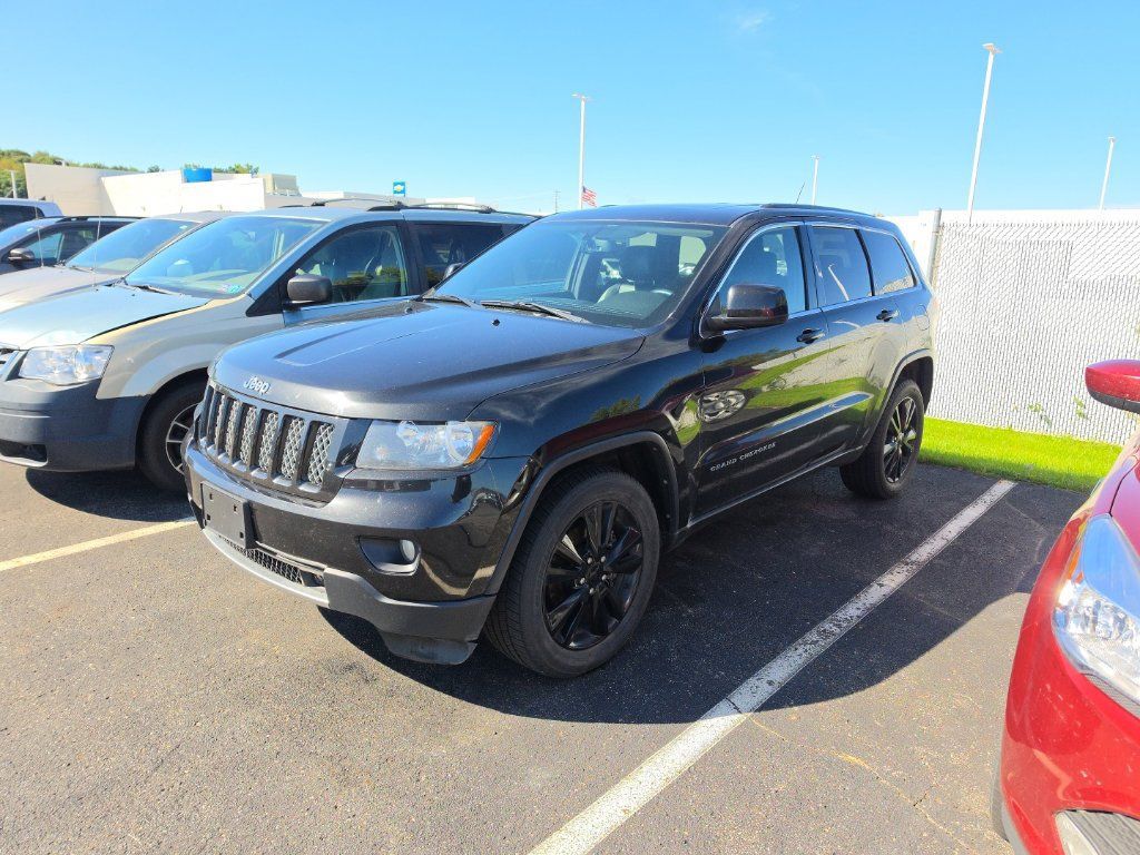 Used 2013 Jeep Grand Cherokee Altitude AWD/4WD image 1