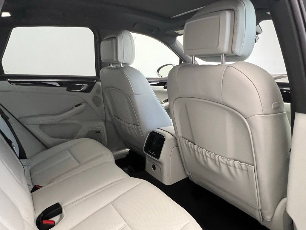 Used 2026 Porsche Macan AWD/4WD image 16
