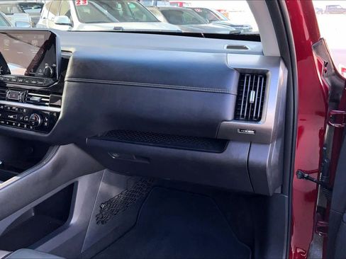 Used 2024 Nissan Pathfinder Platinum w/ Black Appearance Package image 17