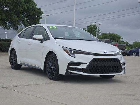 Certified 2025 Toyota Corolla SE w/ SE Premium Package FWD image 3