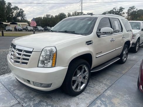 Used 2013 Cadillac Escalade Luxury image 3