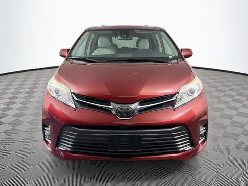 Used 2020 Toyota Sienna XLE FWD image 2