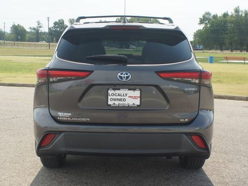Used 2021 Toyota Highlander XLE AWD/4WD image 3
