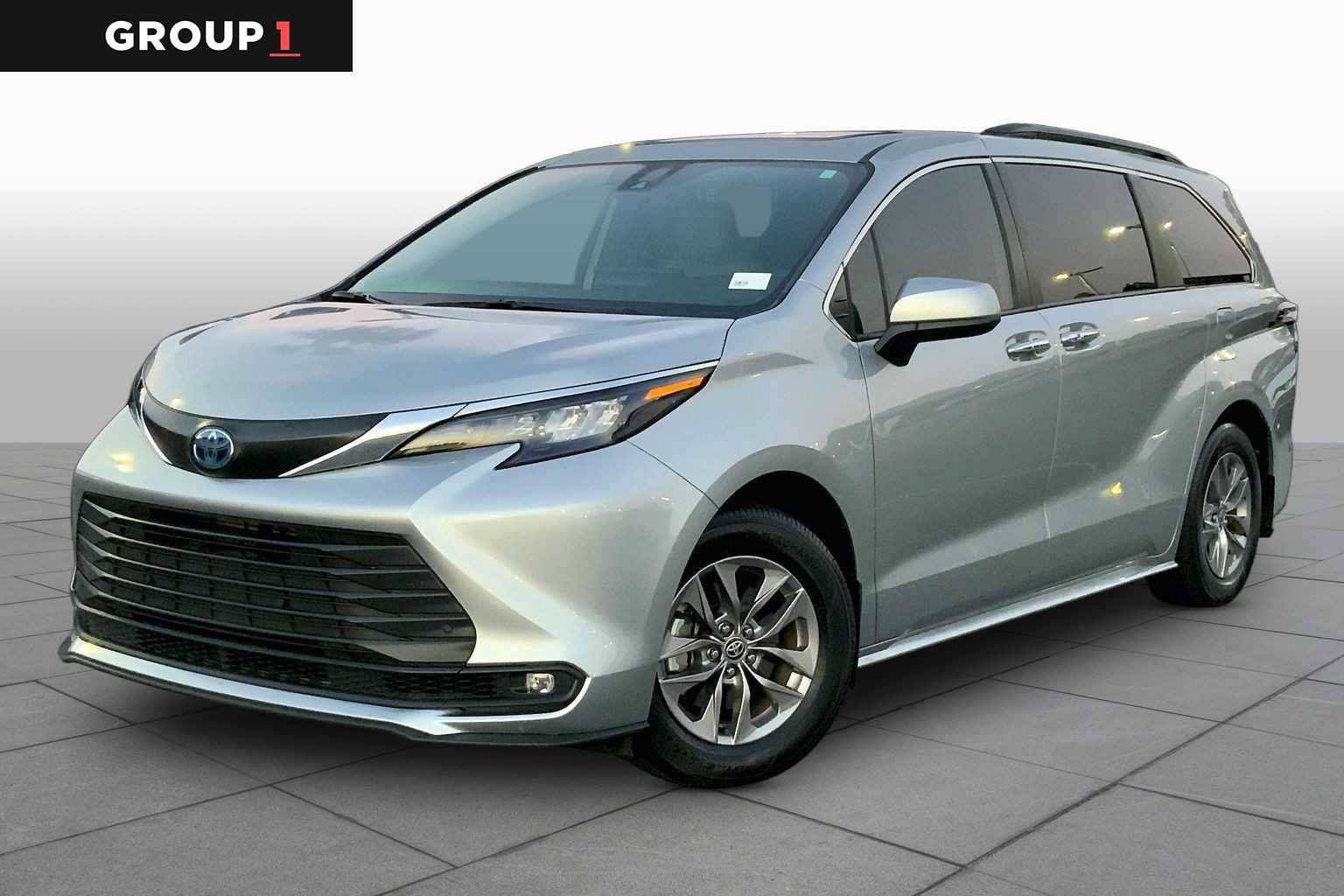 Used 2025 Toyota Sienna XLE FWD image 1
