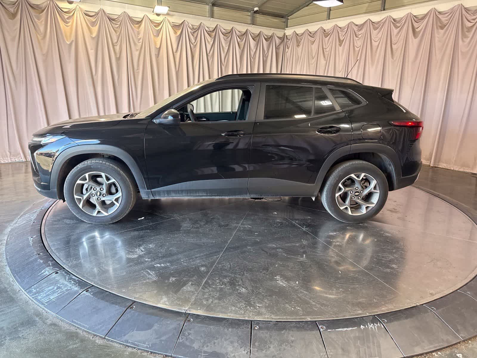 Used 2025 Chevrolet Trax LT FWD image 8