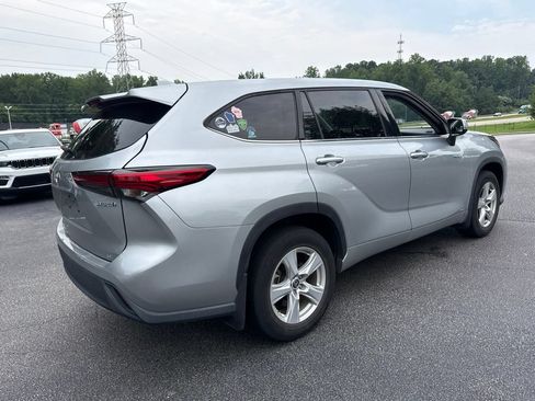 Used 2021 Toyota Highlander LE AWD/4WD image 4