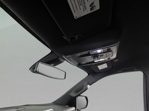 Used 2022 GMC Yukon XL SLT w/ SLT Luxury Package image 12