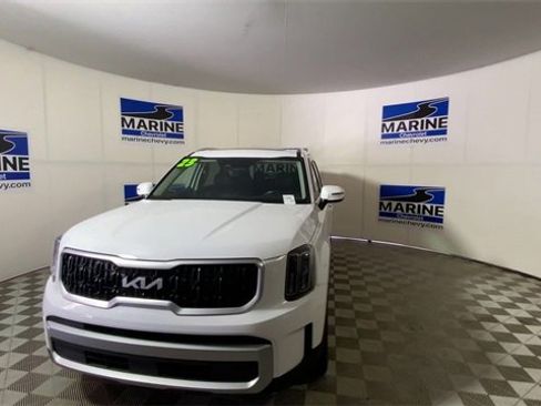Used 2023 Kia Telluride EX w/ EX Captain's Chair Package image 5