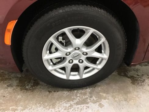 Used 2023 Chrysler Pacifica Touring-L image 4