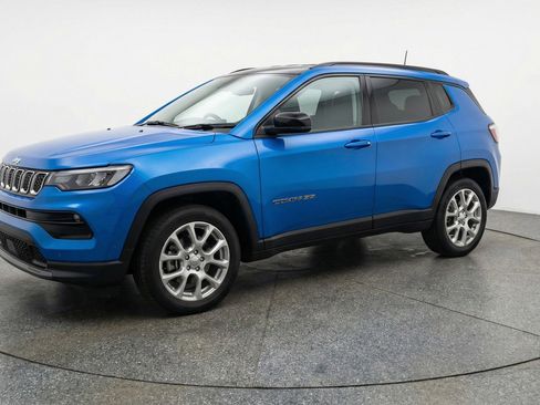 Used 2025 Jeep Compass Limited AWD/4WD image 3