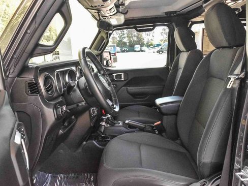 Used 2022 Jeep Gladiator Willys image 16