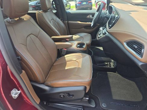 Used 2017 Chrysler Pacifica Limited w/ Tire & Wheel Group FWD image 19