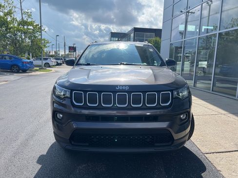 Used 2022 Jeep Compass Latitude image 2