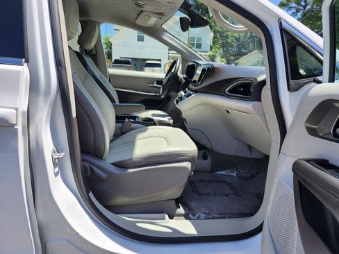 Used 2017 Chrysler Pacifica Touring-L FWD image 8