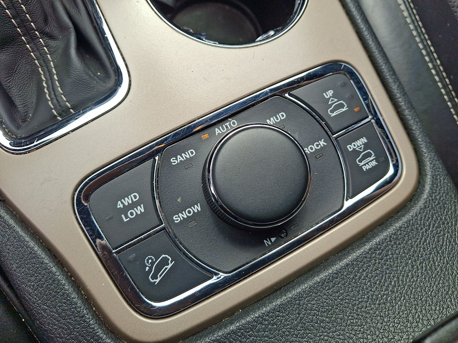 Used 2017 Jeep Grand Cherokee Overland AWD/4WD image 25