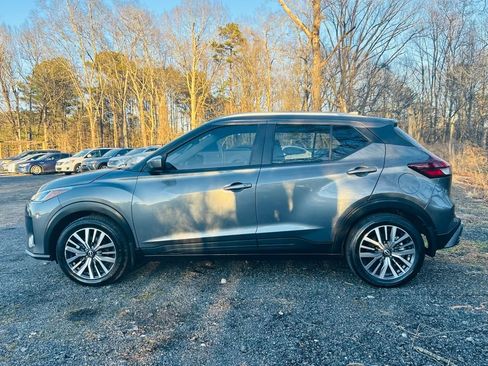 Used 2022 Nissan Kicks SV image 3