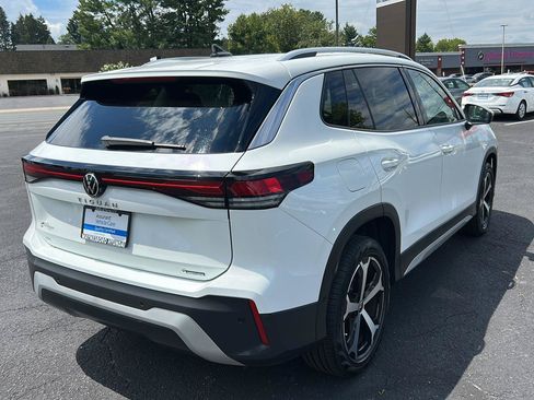 Used 2025 Volkswagen Tiguan SE w/ Panoramic Sunroof Package AWD/4WD image 9